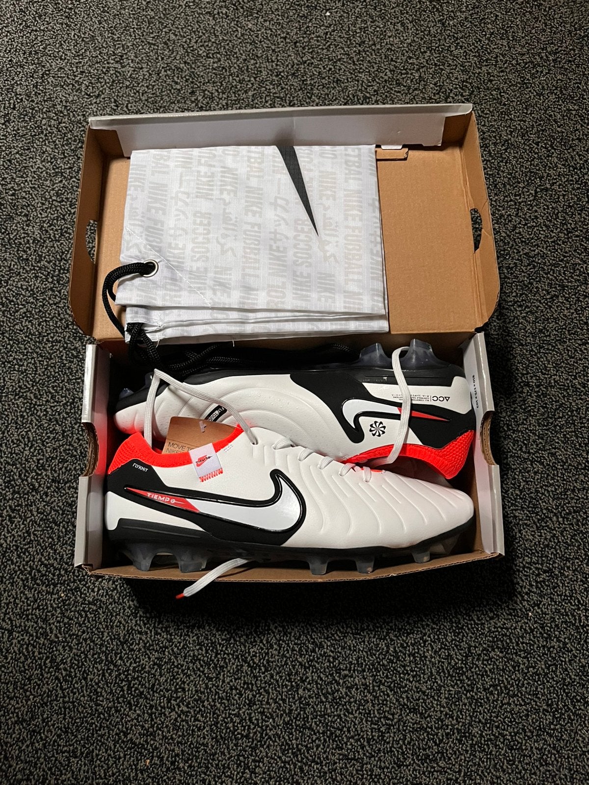 Nike Tiempo Legend 10 Elite (Zwart, wit, rood) maat 44,5, Maat XS of kleiner, Schoenen, Nieuw, Ophalen of Verzenden