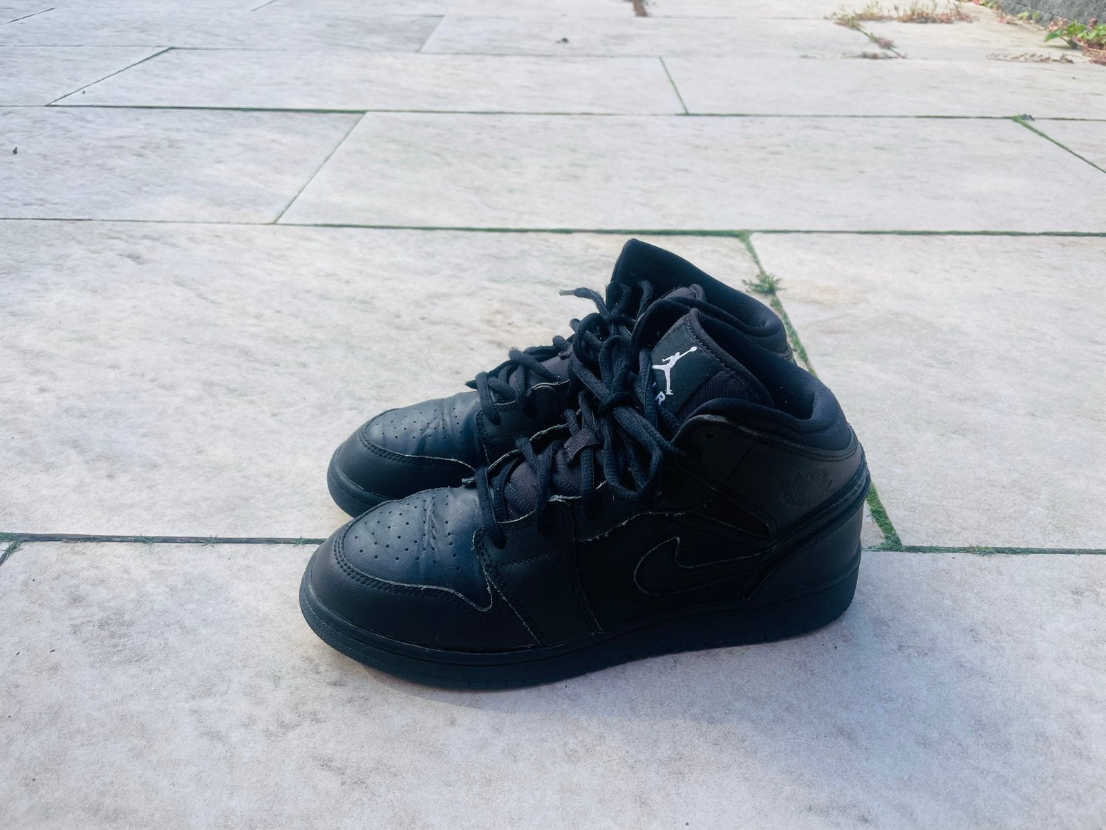 Nike Air Jordan 1 Mid Triple Black - Maat 37.5, Ophalen of Verzenden, Zo goed als nieuw, Zwart, Sneakers of Gympen