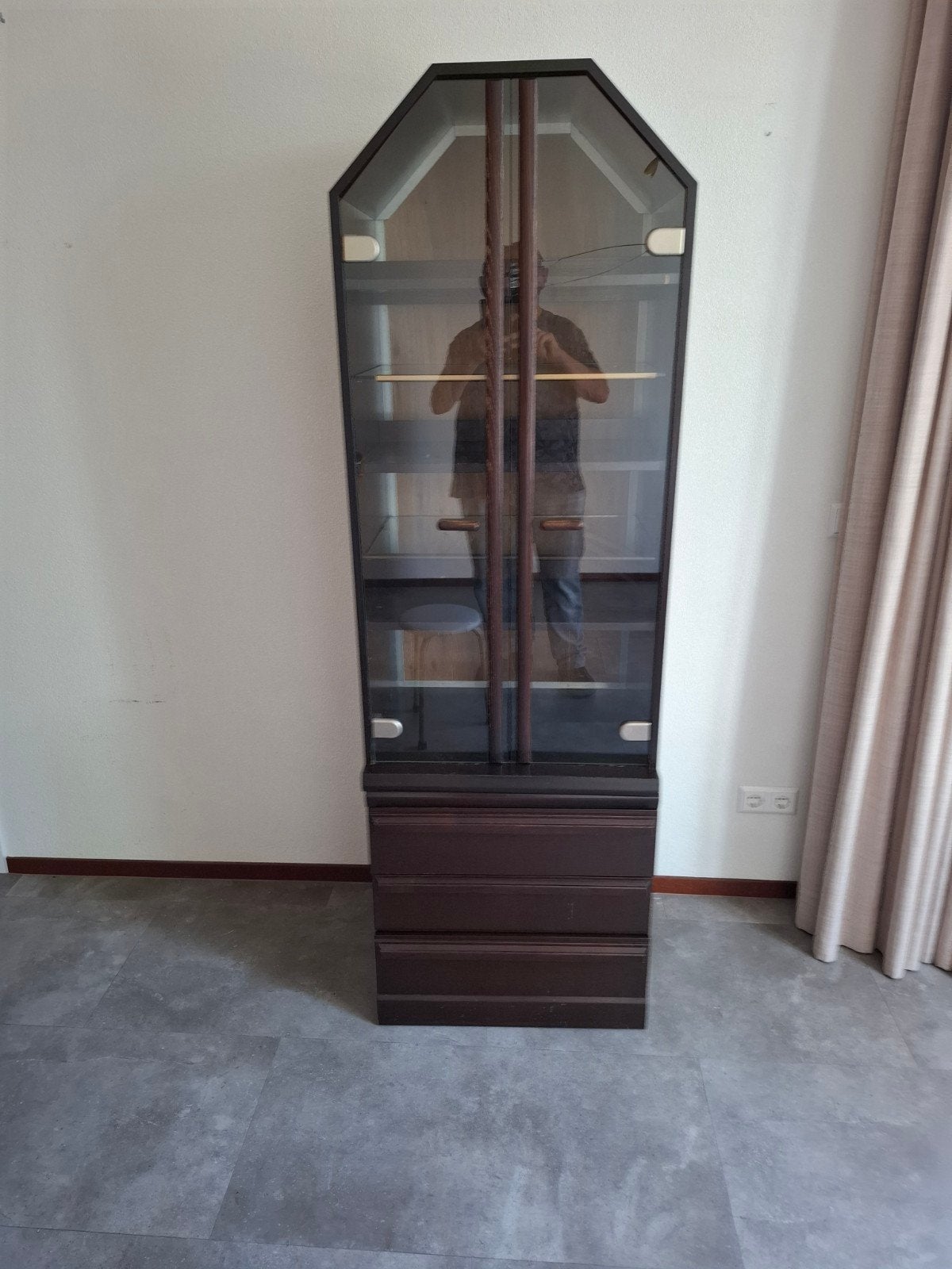 Vitrinekast met schuur in glas, Ophalen, Gebruikt, Met lade(s), Overige houtsoorten