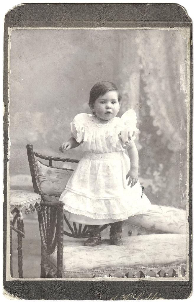 Foto karton - Kind Meisje Jurk - Foto Ladde Amsterdam, Verzamelen, Foto's en Prenten, Gebruikt, Foto, Ophalen of Verzenden, Voor 1940