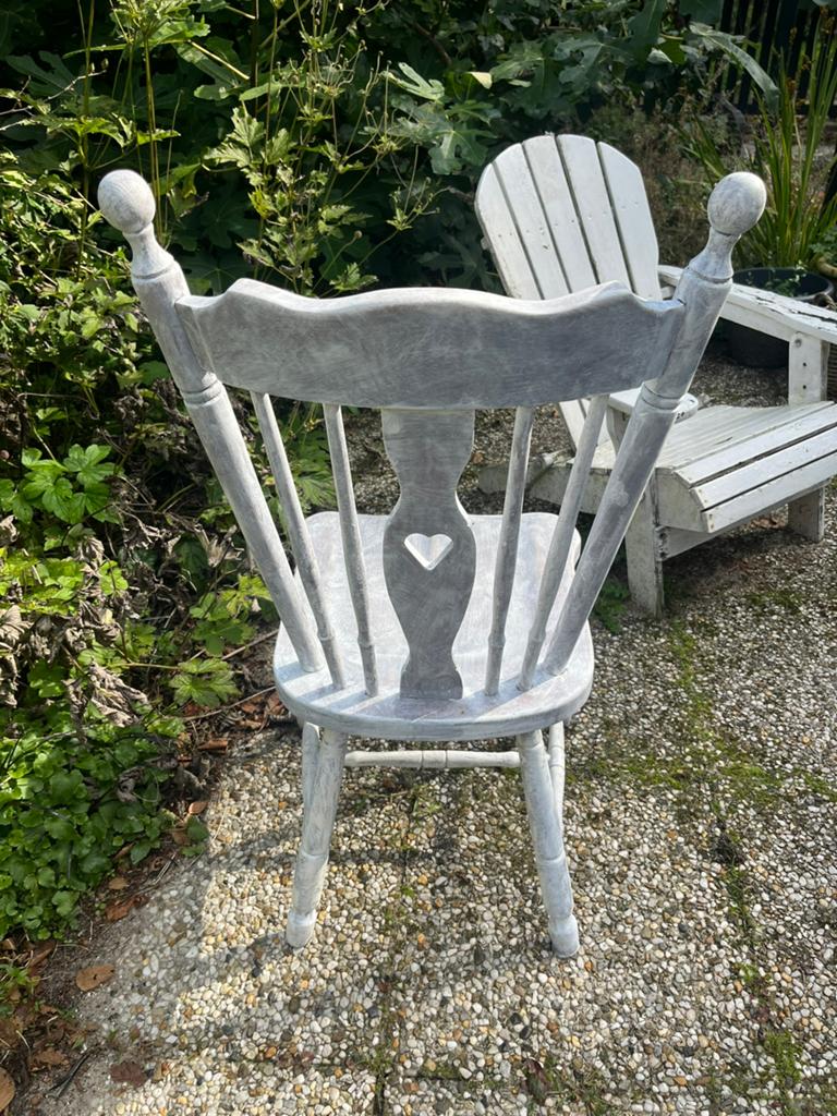 Vintage houten stoel met hartdetail - landelijk brocante, Ophalen