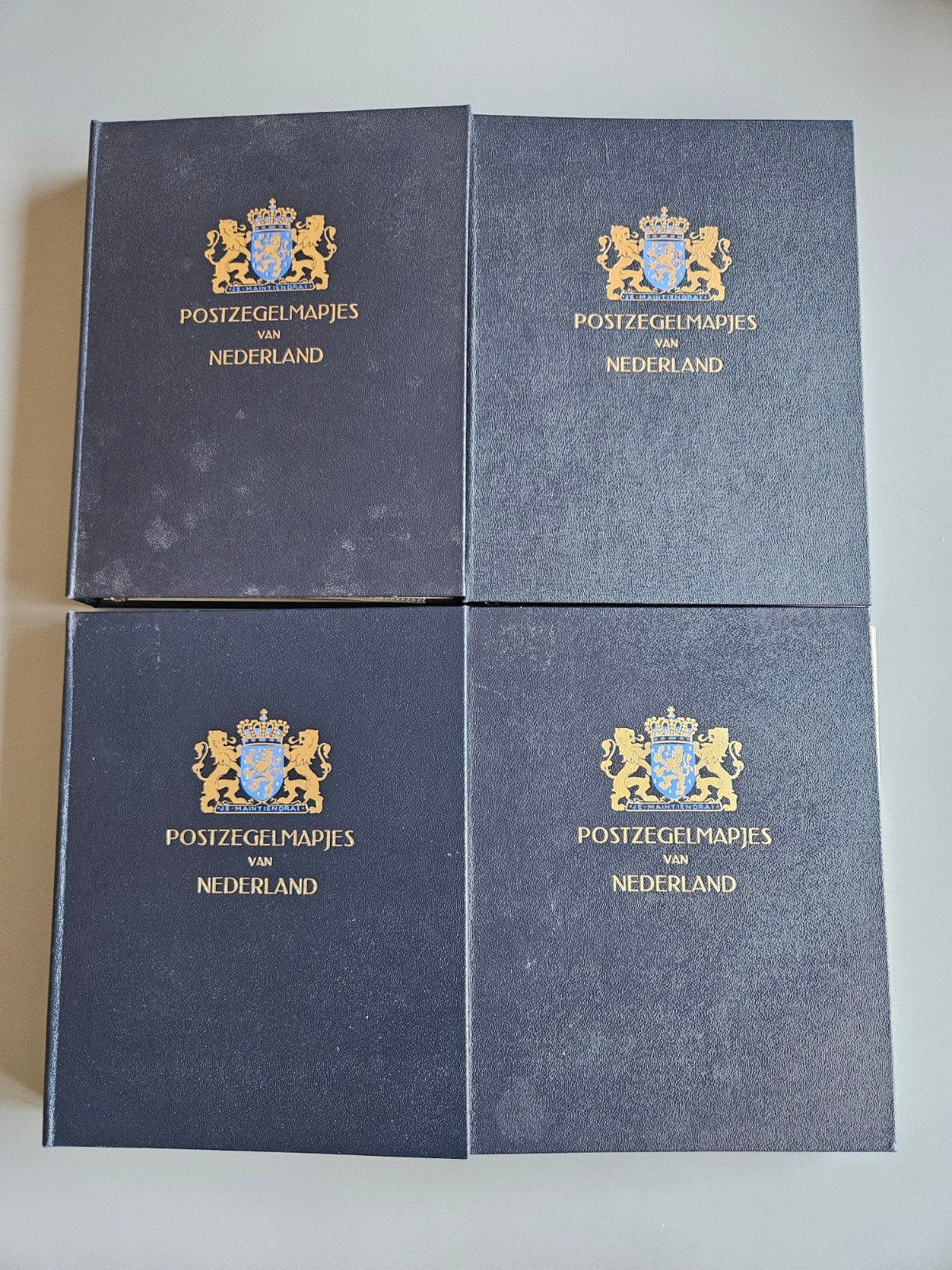 4 volle DAVO albums met pz mapjes en de PF zegels extra