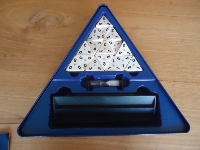 Triominos de Luxe Jubileum, Hobby en Vrije tijd, Gezelschapsspellen | Bordspellen, Een of twee spelers, Ophalen of Verzenden, Nieuw
