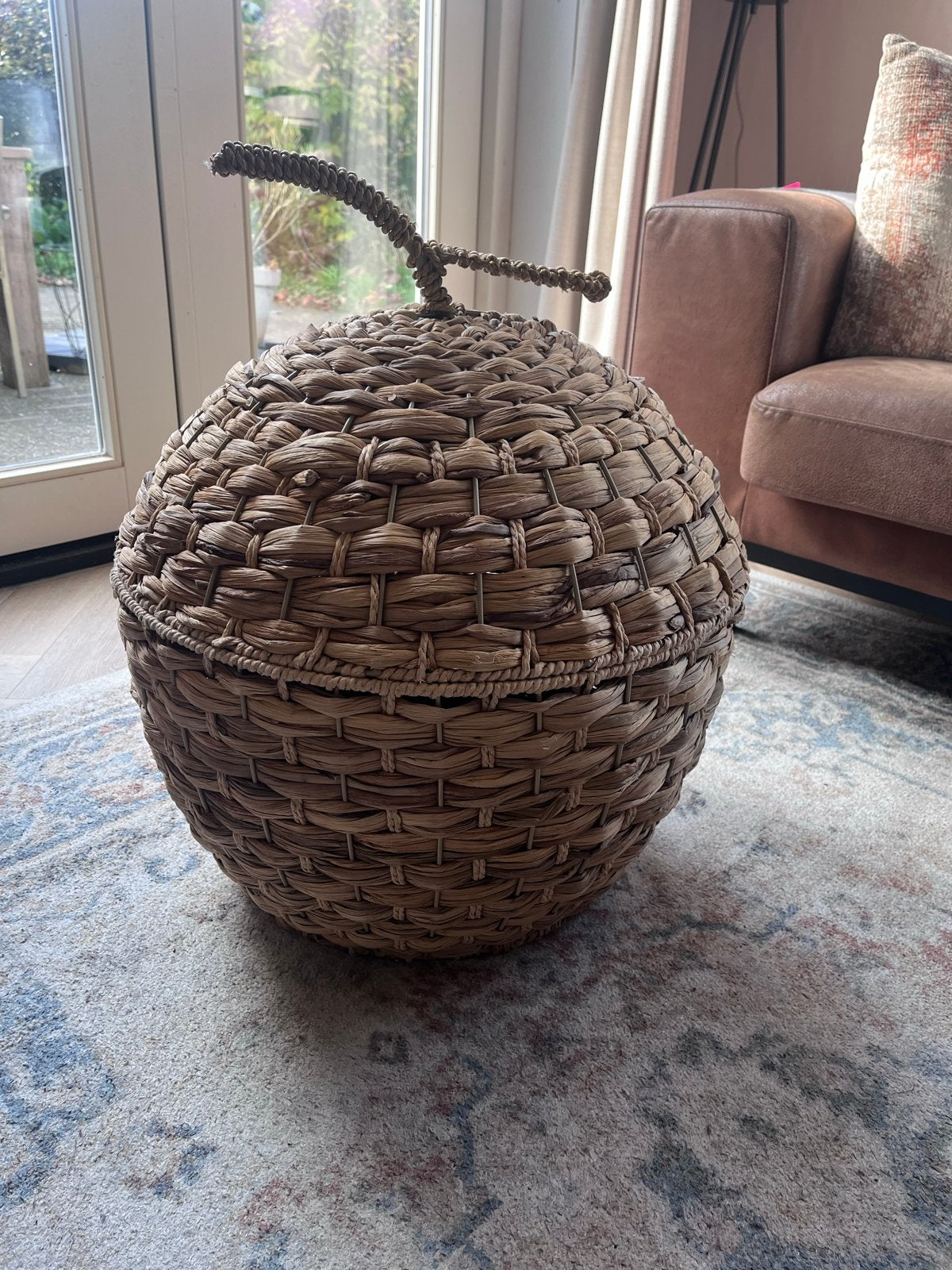 Grote rieten mand met deksel - 50 cm hoog, 50 cm doorsnee, Ophalen, Gebruikt, Met deksel, Mand