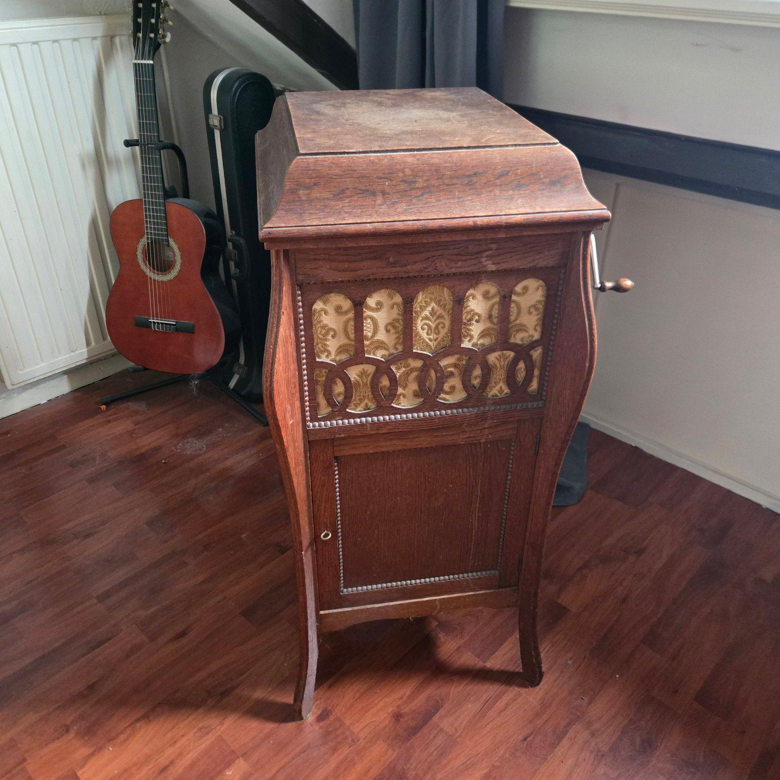 Antieke platenspeler met handzwengel
