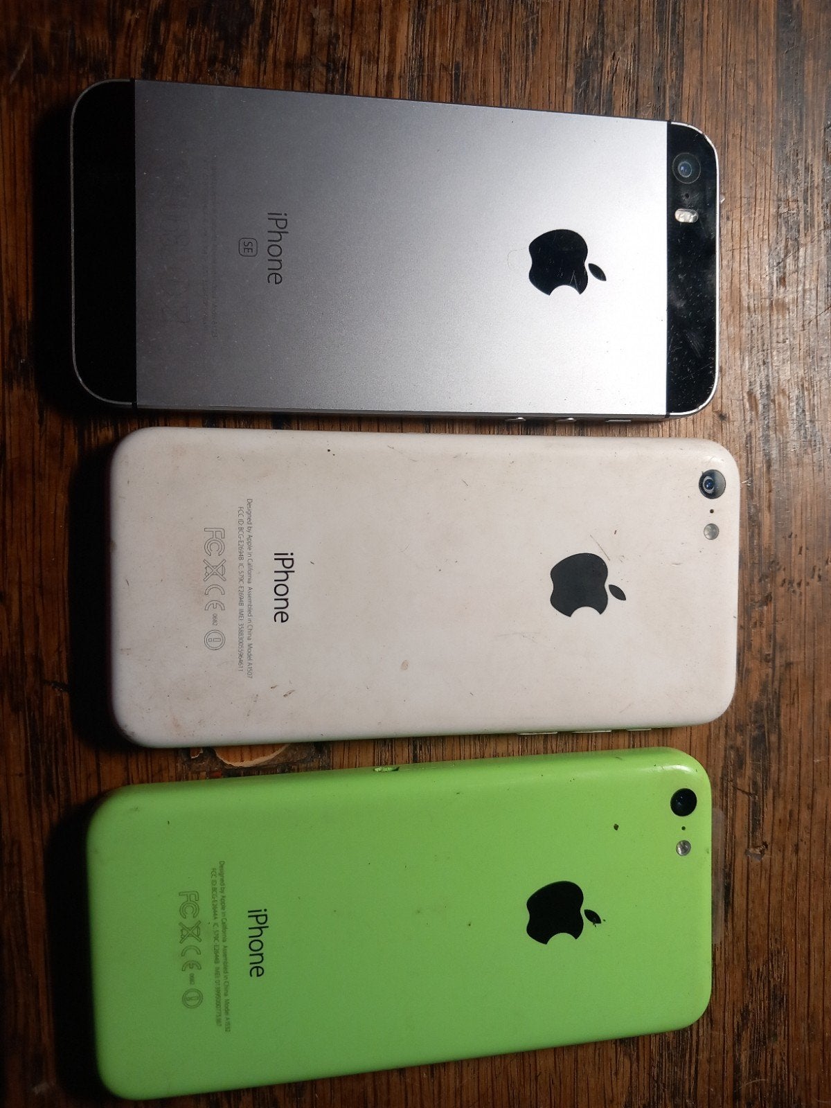 Partij van 3 Apple iPhones (SE, 5C groen, 5C wit) - Defect, Telecommunicatie, Mobiele telefoons | Apple iPhone, Ophalen, Zonder simlock