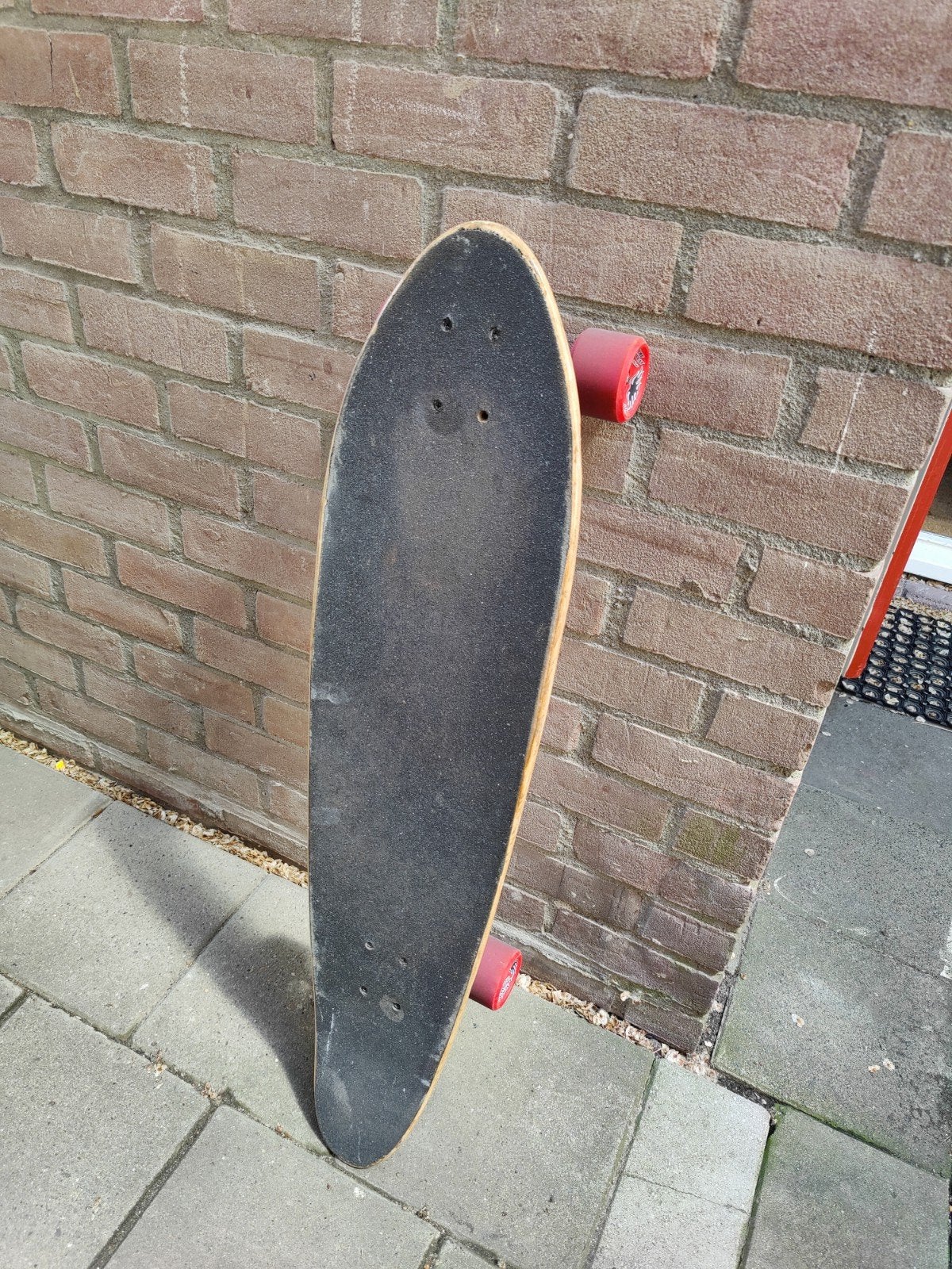 Longboard met rode wielen, Ophalen of Verzenden, Gebruikt, Skateboard, Longboard