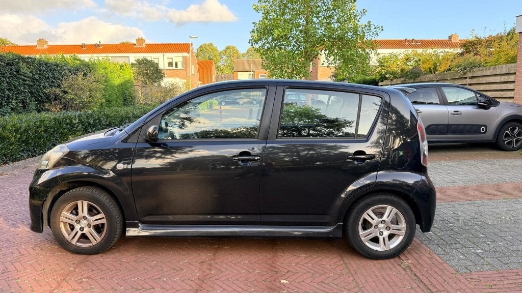 Daihatsu Sirion 2 (2005) APK tot oktober 2027! 2 Sleutels, Auto's, Voorwielaandrijving, Stof, Zwart, 4 cilinders
