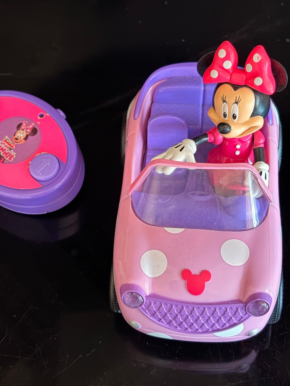 Bestuurbare auto van Minnie Mouse, Kinderen en Baby's, Speelgoed | Speelgoedvoertuigen, Ophalen of Verzenden, Gebruikt, Afstandsbediening