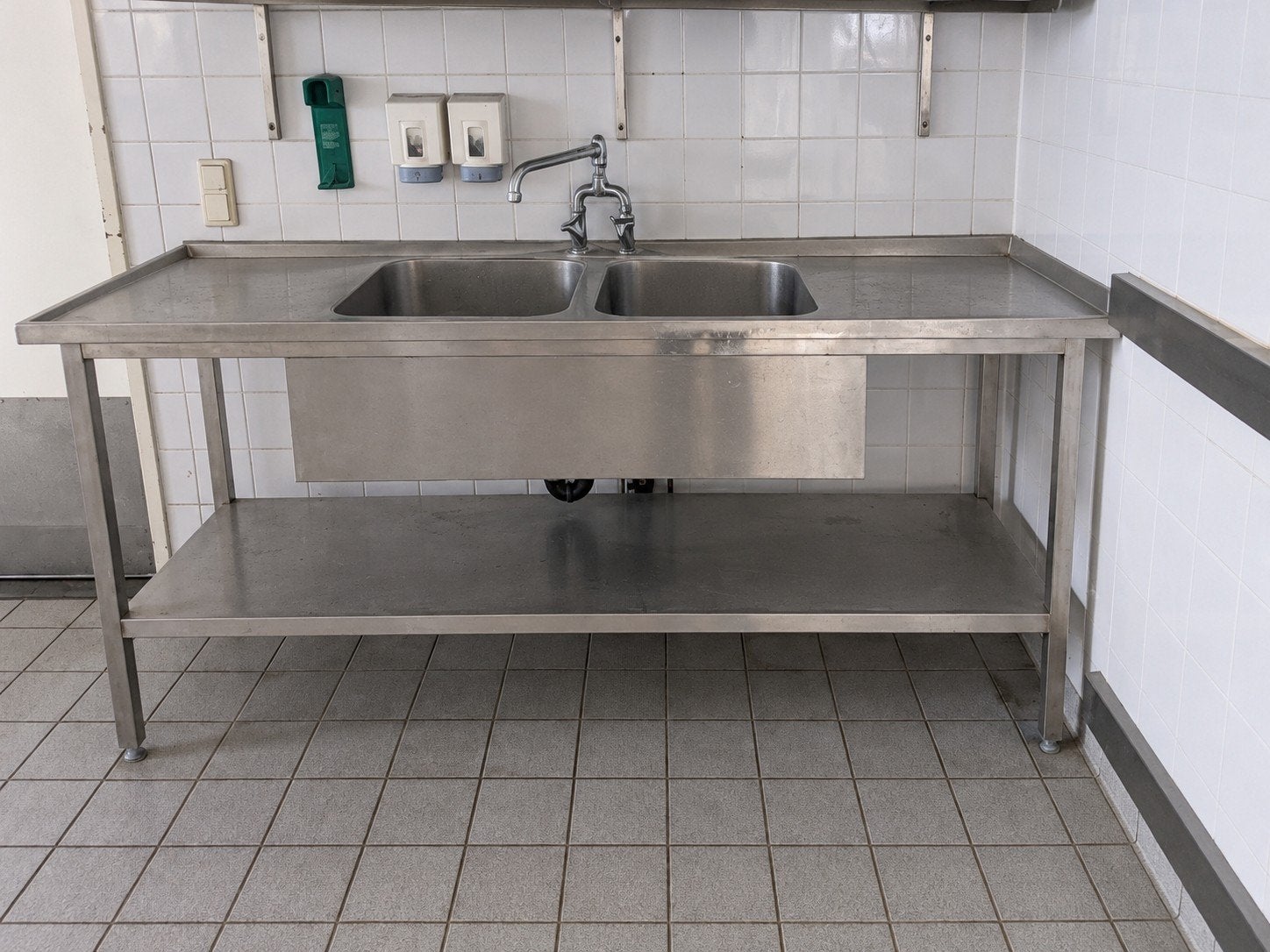 werktafel wastafel 220
met dubbele wasbak en kraan
verstelba, Ophalen of Verzenden