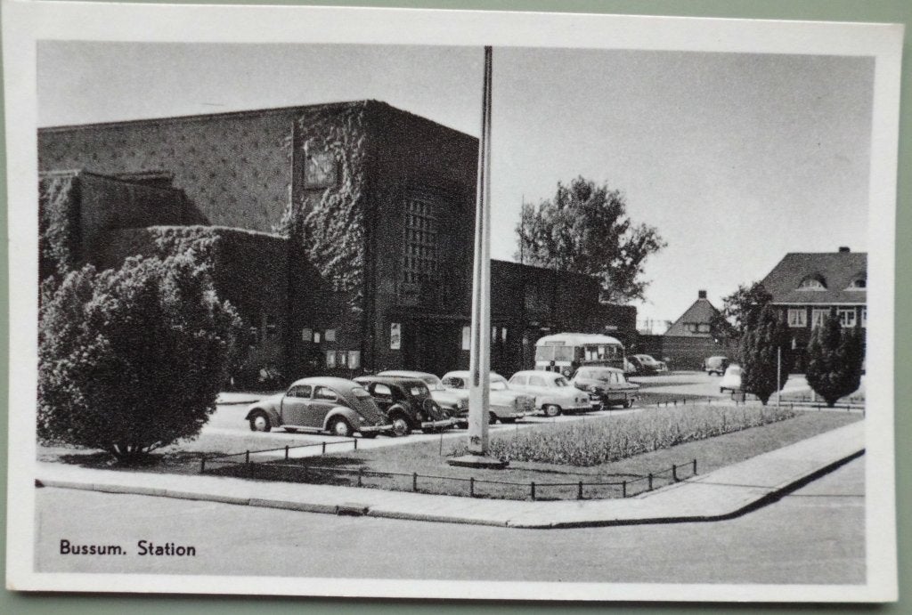 Bussum - Station - oude autos - VW Bus, Ophalen of Verzenden, 1940 tot 1960, Gelopen, Noord-Holland