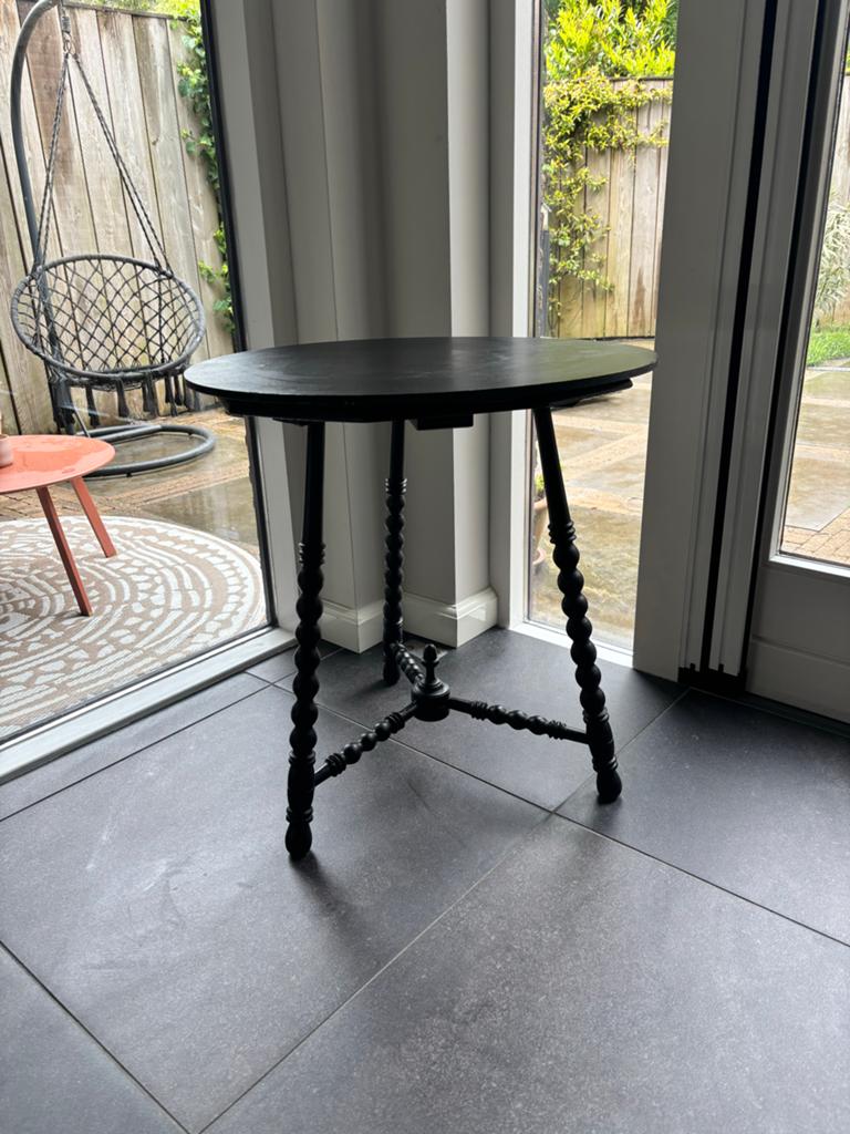 Zwart houten bijzettafel met gedraaide poten, Ophalen, 50 tot 100 cm, Rond, Zo goed als nieuw