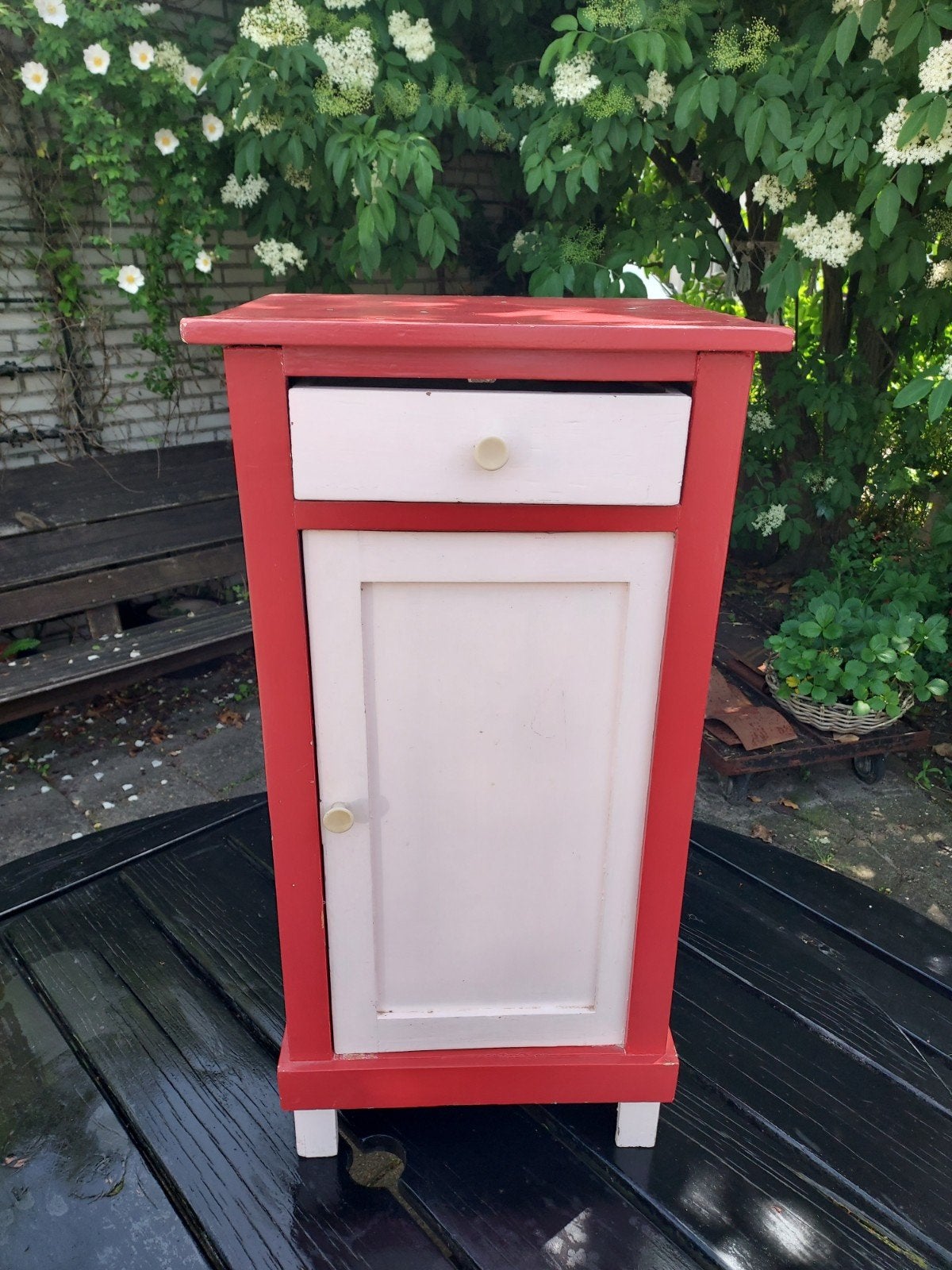 Hoog kastje rood met wit
77 cm hoog
39 bij 35 cm b, Ophalen