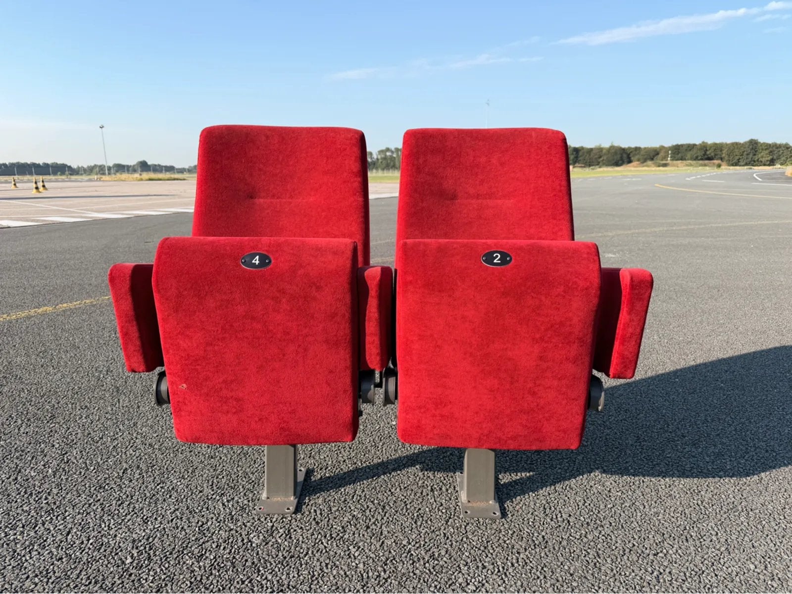 Originele Soldaat van Oranje theaterstoelen – TheaterHangaar, Huis en Inrichting, Ophalen, Gebruikt, Twee, Metaal