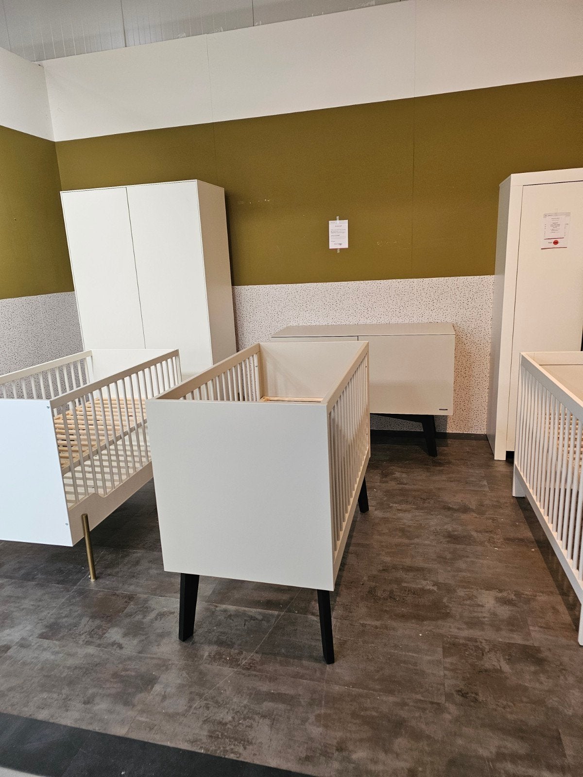 Sixties ledikant 60x120 en commode oatmeal/zwart, Kinderen en Baby's, Kinderkamer | Complete kinderkamers, Ophalen, Zo goed als nieuw
