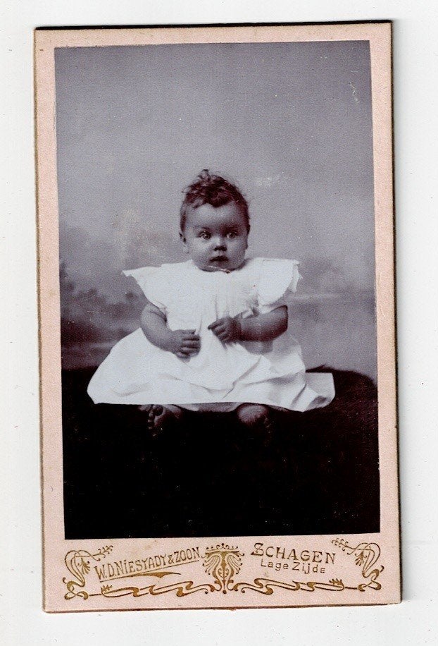 CDV nr. 21 Kleine hummel in een mooi japonnetje (Schagen)., Gebruikt, Foto, Ophalen of Verzenden, Voor 1940