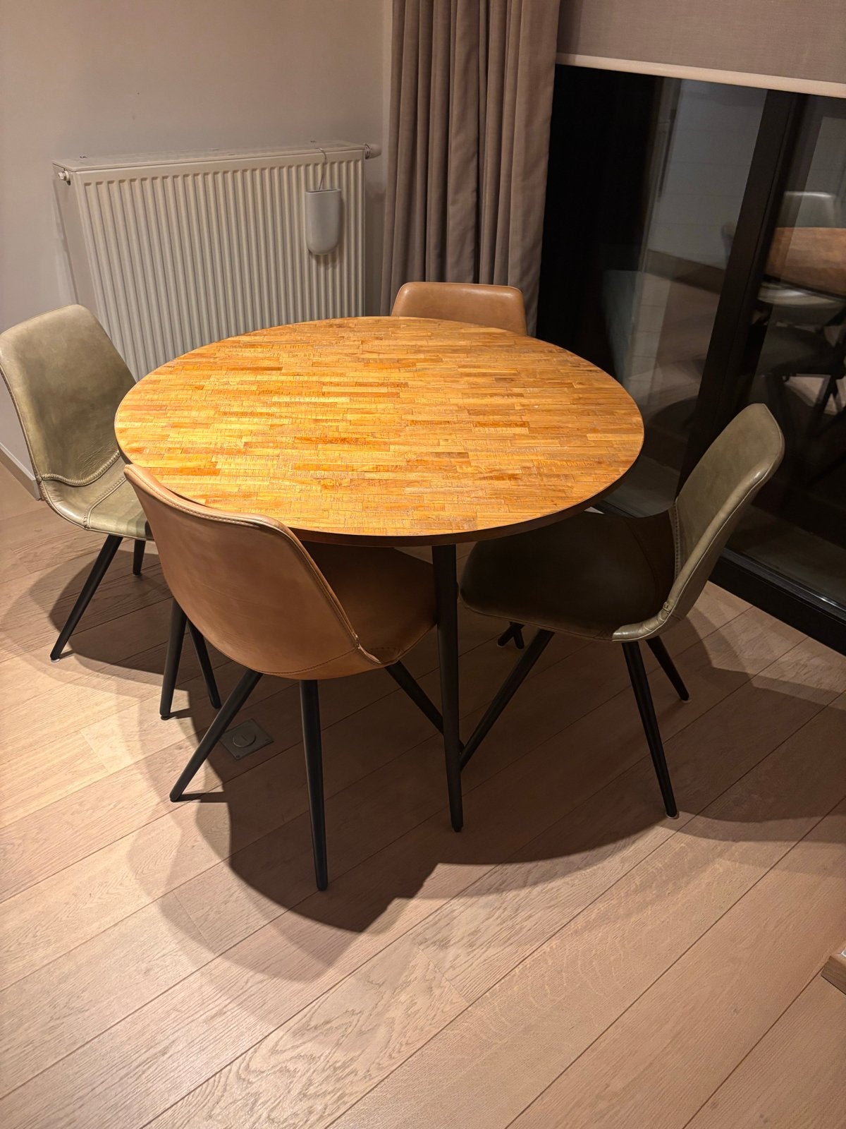 Goossens Dott design stoelen (cognac/groen) met houten tafel, Gebruikt, Rond, Ophalen of Verzenden, Vier personen