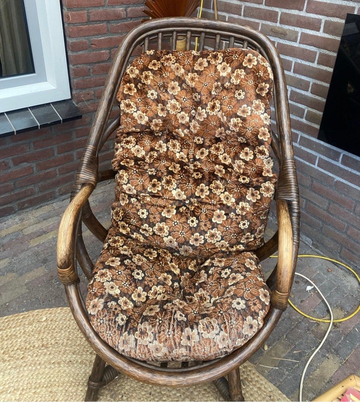 Vintage rotan stoel met bloemenkussen, Ophalen