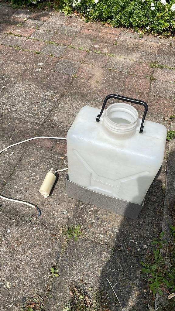 Waterpomp uit Kip caravan, Ophalen