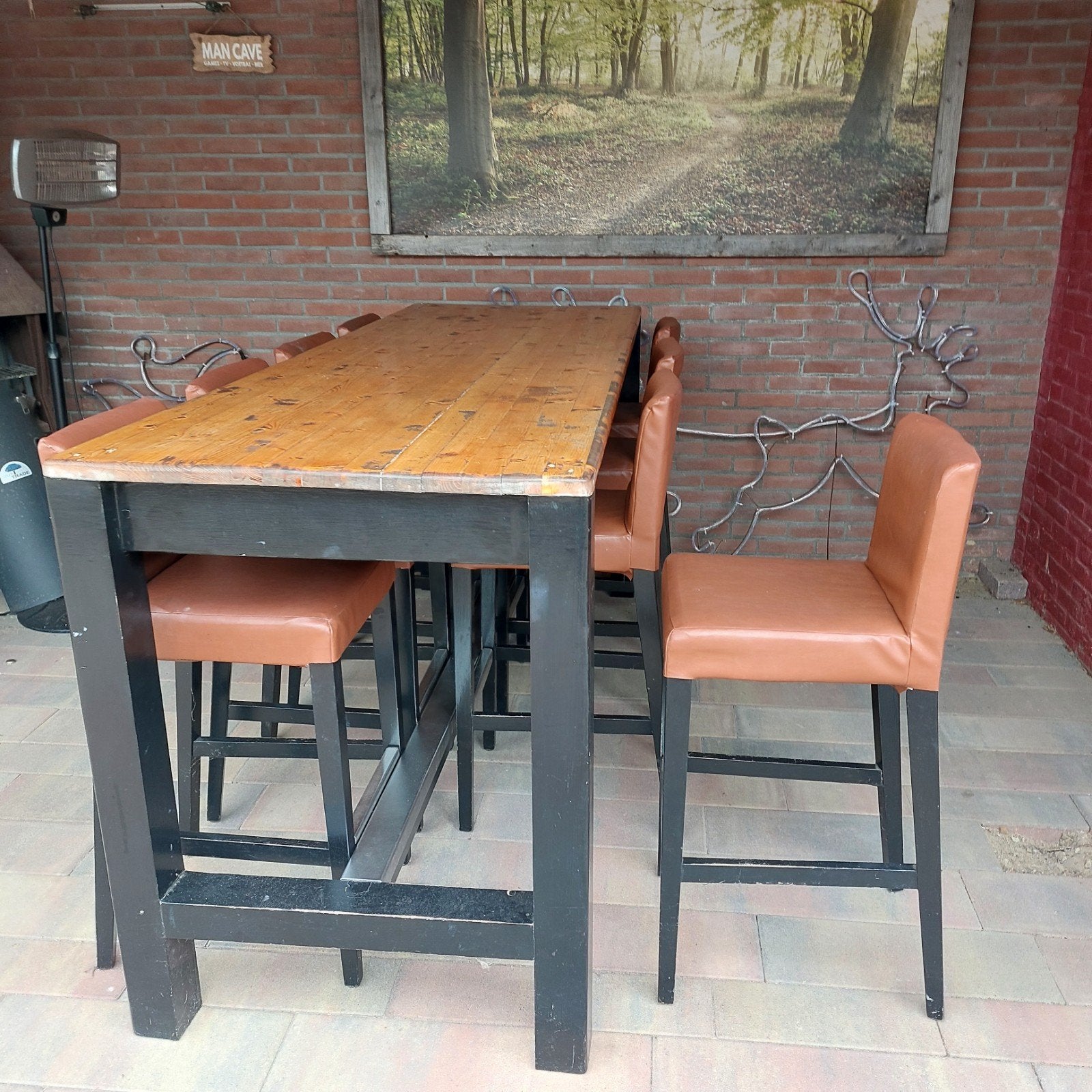 Grote houten bartafel 230cm +10 krukken, Kan gebracht worden