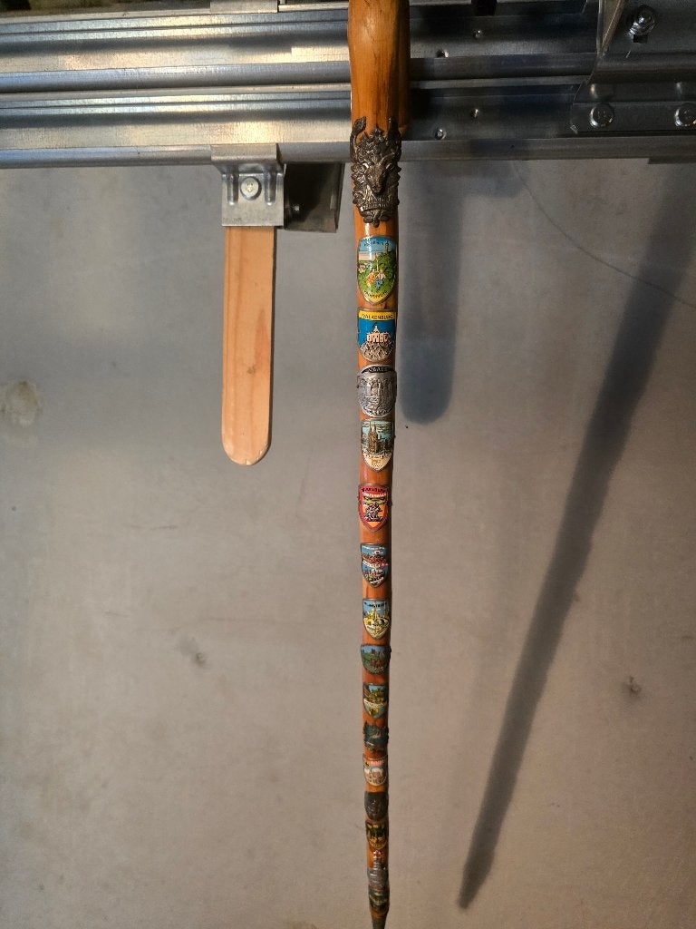 Oude houten wandelstok vol reis-souvenirs, Ophalen of Verzenden, Gebruikt