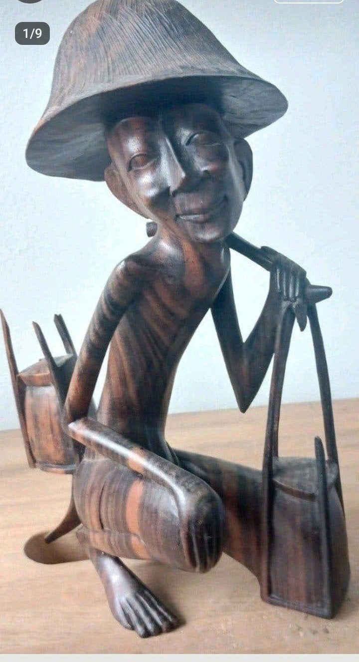 Houten beeld van een man met hoed en manden, Antiek en Kunst, Ophalen of Verzenden, Handgemaakt, 20 - 50 cm, Beeld