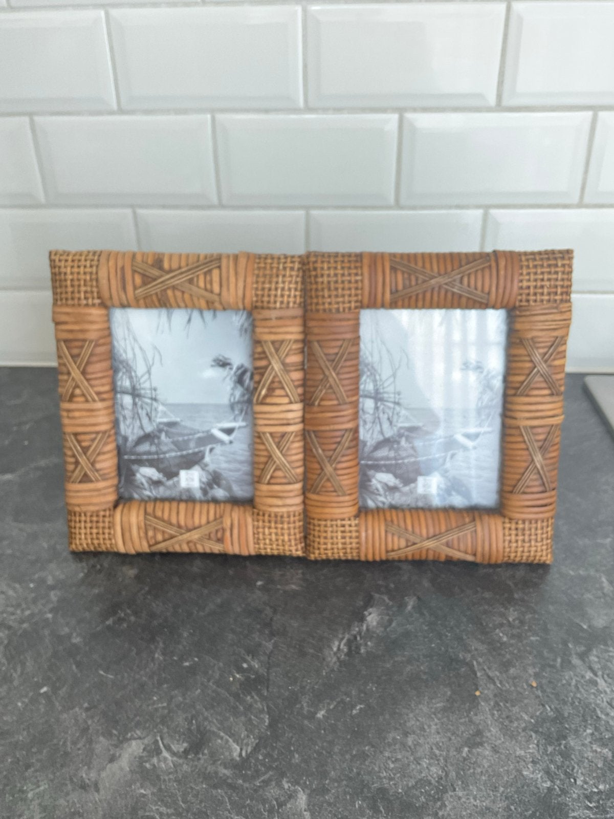 Rotan fotolijst voor twee foto's (20x24 cm), Gebruikt, Ophalen of Verzenden, Fotolijst, Met glas