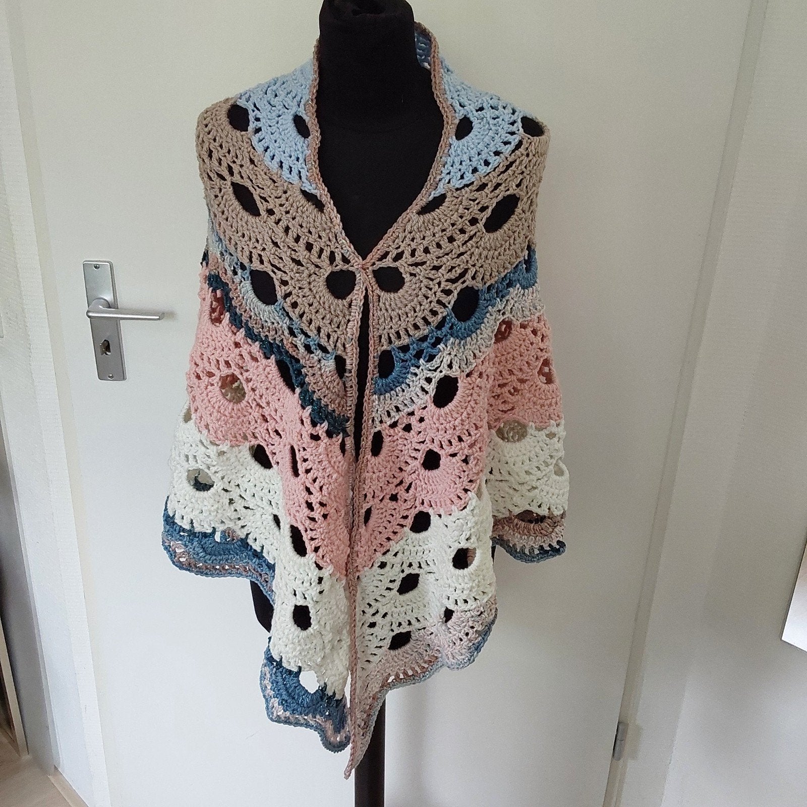 Nieuw!!!!
Prachtige, handgehaakte omslagdoek., Ophalen of Verzenden, Nieuw, Maat 46/48 (XL) of groter