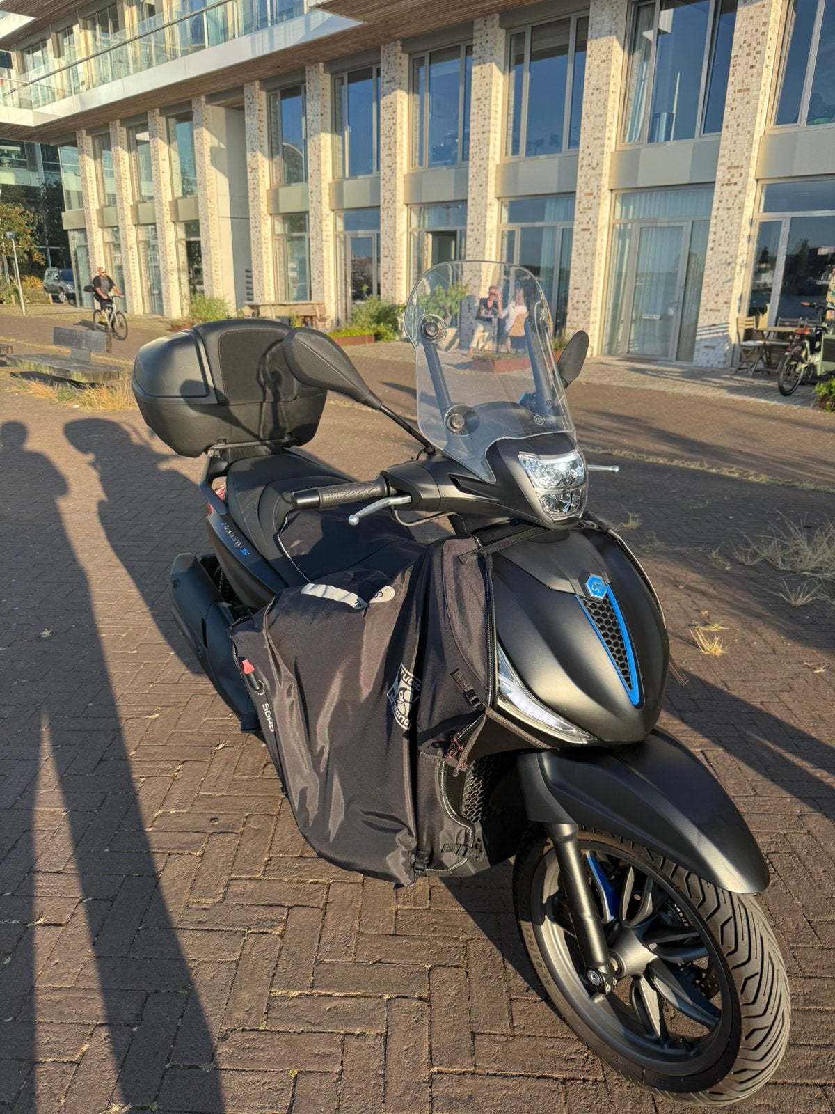 Piaggio Beverly 400 S HPE | 2025 | 11.000 | Zwart/ Blauw, Overige merken, Ophalen of Verzenden, Zo goed als nieuw, Benzine