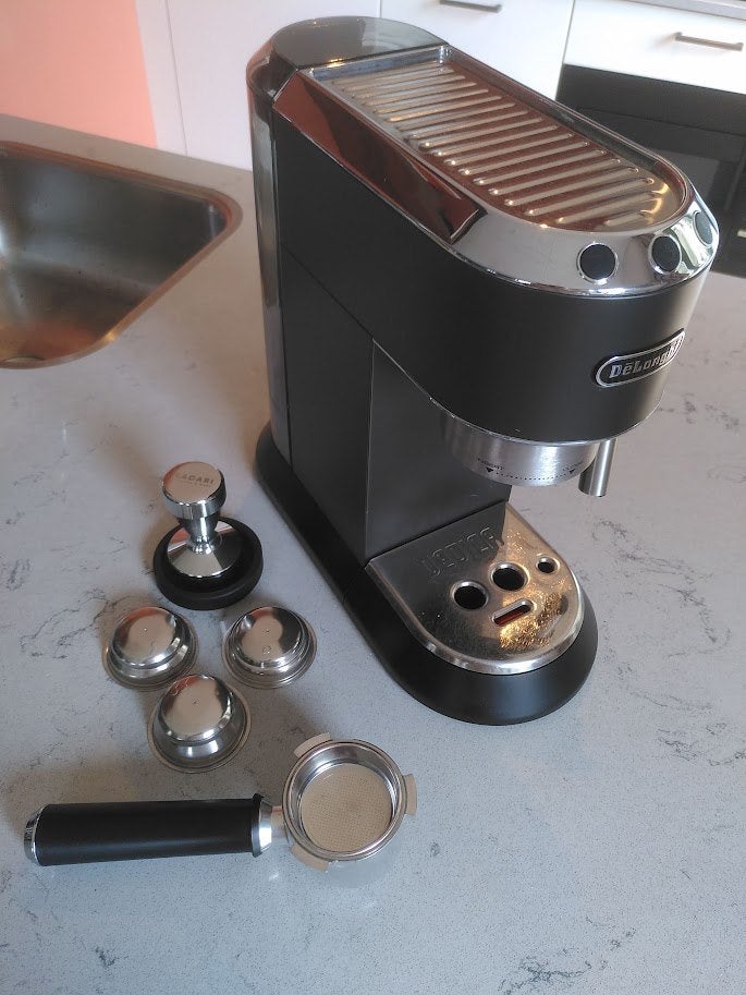 DeLonghi EC685.BK Dedica Zwart + accessoires, Ophalen, Gebruikt, Espresso apparaat, Afneembaar waterreservoir