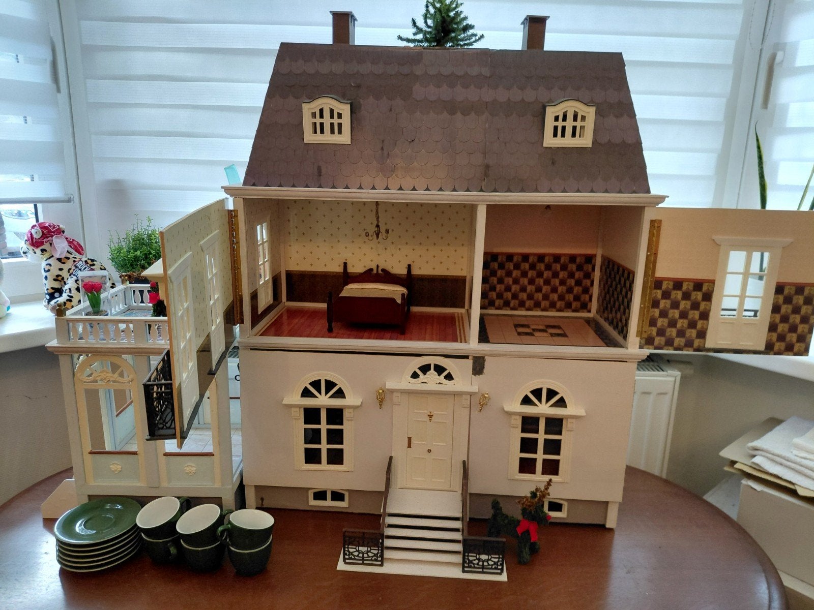 poppenhuis     L 95 x  H 77.  25 cm diepp, Ophalen, Zo goed als nieuw, Poppenhuis