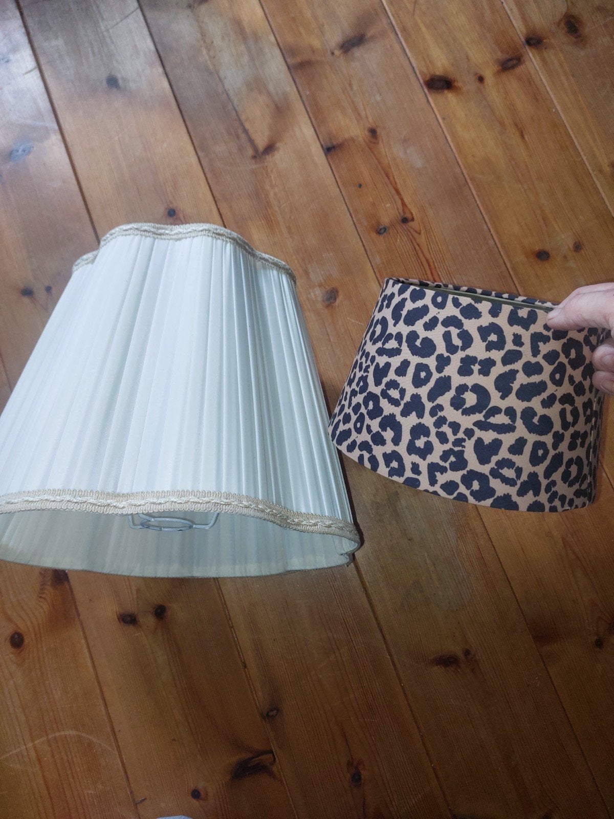 Twee lampenkappen: één wit geplooid, één luipaardprint, Ophalen