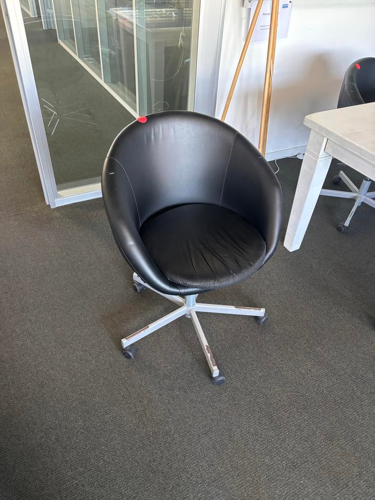 3x Zwarte leren kuipstoelen op wielen, Gebruikt, Drie, Zwart, Leer