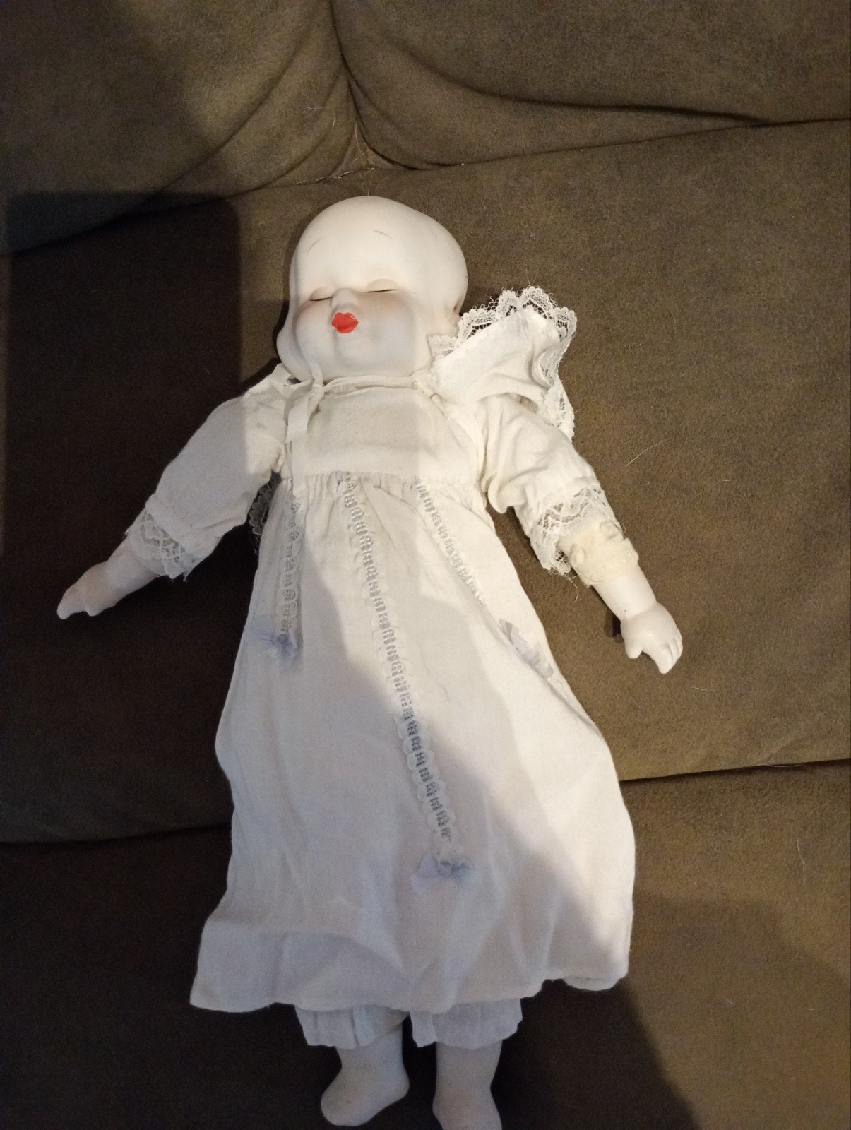 Vintage porseleinen babypop in witte kleding, Verzamelen, Poppen, Verzenden, Gebruikt, Babypop