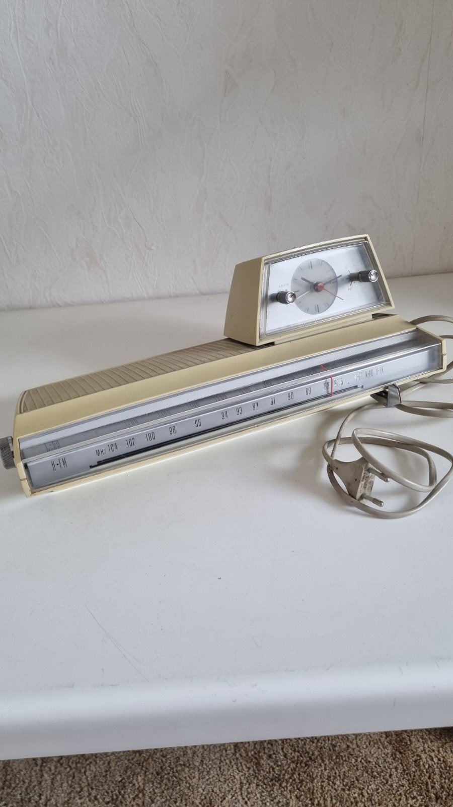 Vintage wekkerradio., Ophalen