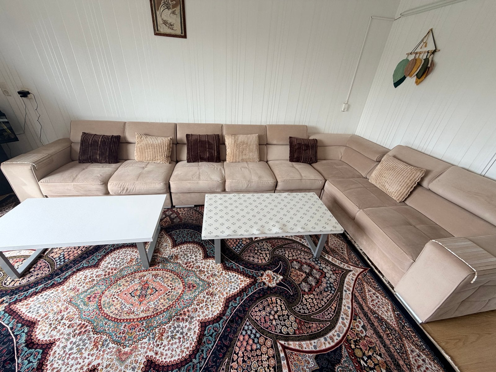 Grote beige hoekbank met verstelbare hoofdsteunen, Huis en Inrichting, Ophalen, 100 tot 125 cm, Hoekbank, 300 cm of meer