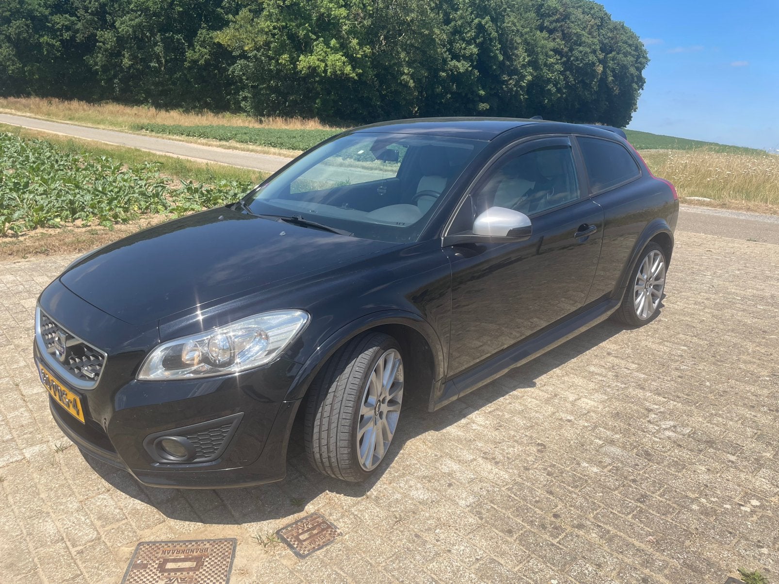 Volvo C30 2.0F | R design | nieuwe APK | grote beurt gehad, Auto's, Volvo, Zwart, 4 cilinders, Zwart, Particulier