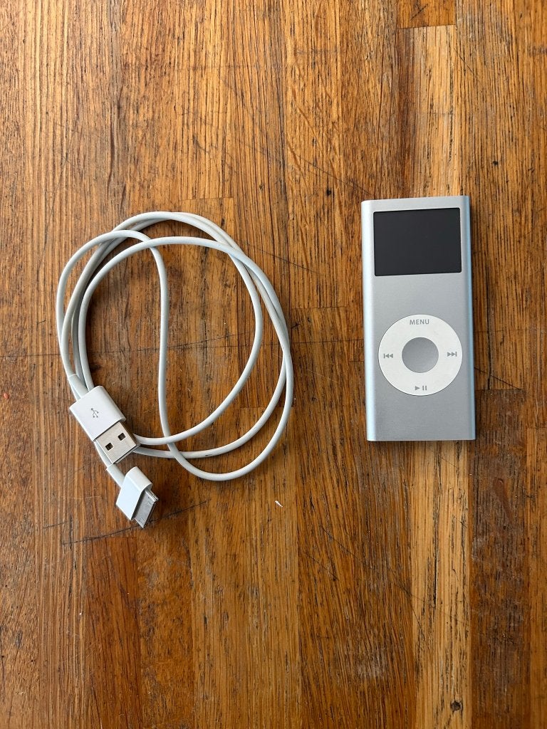 Ipod Nano met oplader, Audio, Tv en Foto, Mp3-spelers | Apple iPod, Gebruikt, Ophalen of Verzenden, Nano, Zilver