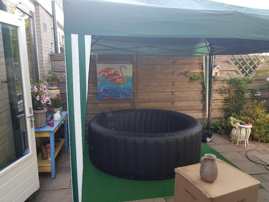 Opblaasbare jacuzzi zoekt nieuwe enthousiaste gebruiker(s), Tuin en Terras, Bubbelbaden en Hottubs, Zo goed als nieuw, Opblaasbaar