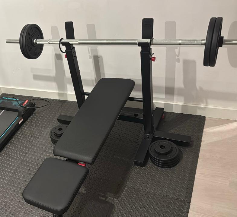 Fitness bankje met bankdruk en dumbells, Sport en Fitness, Fitnessmaterialen, Ophalen, Zo goed als nieuw, Fitnessbank