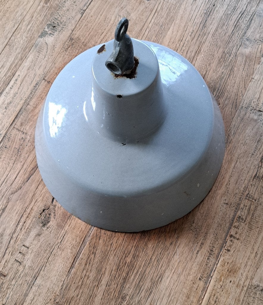 Oude grijze emaillen vintage industriële fabrieks lamp, Huis en Inrichting, Lampen | Hanglampen, Gebruikt, Ophalen of Verzenden