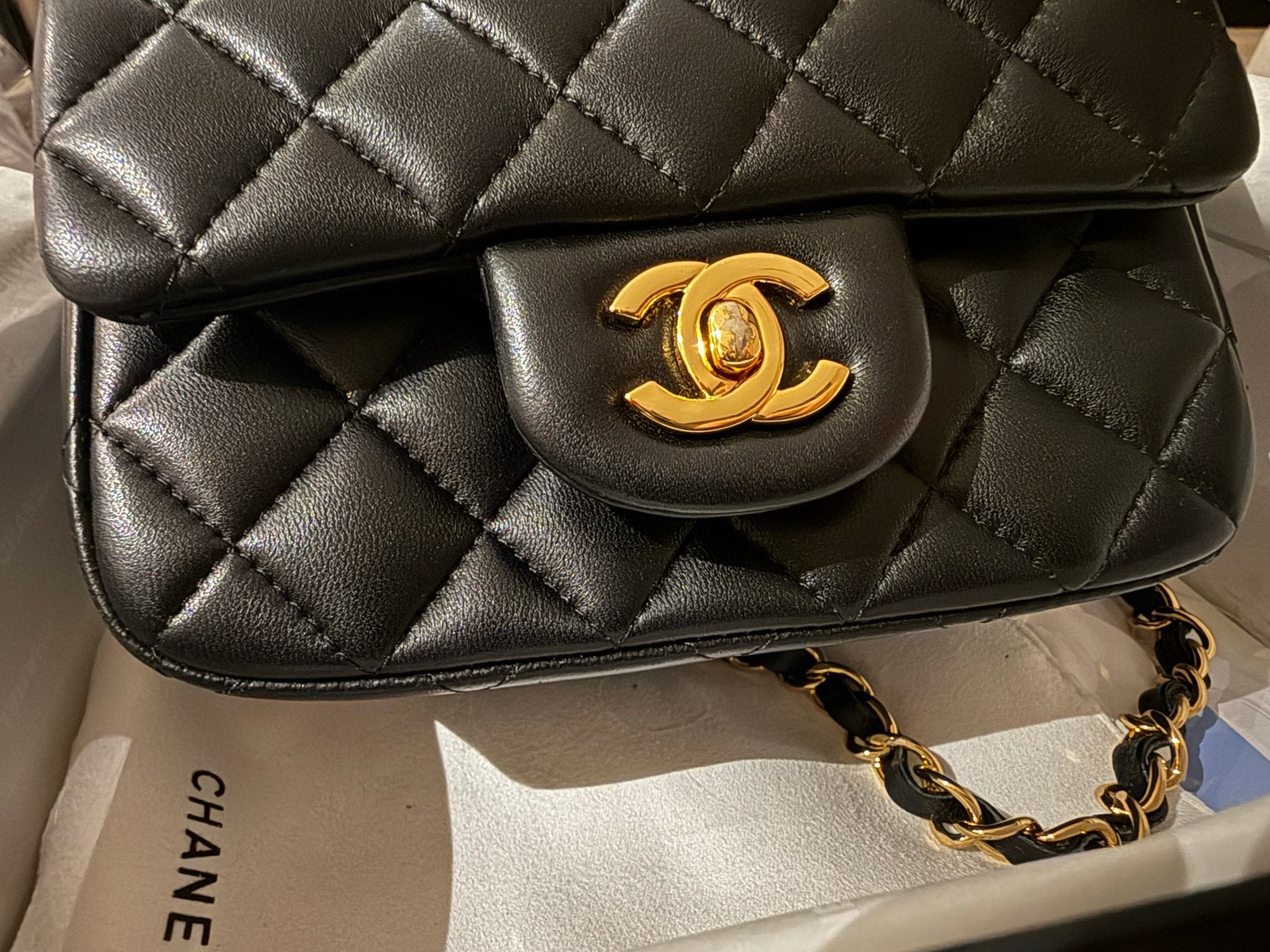 Chanel Mini Flap Bag Zwart Leer Goudkleurige Hardware, Ophalen of Verzenden, Zo goed als nieuw, Zwart, Schoudertasje