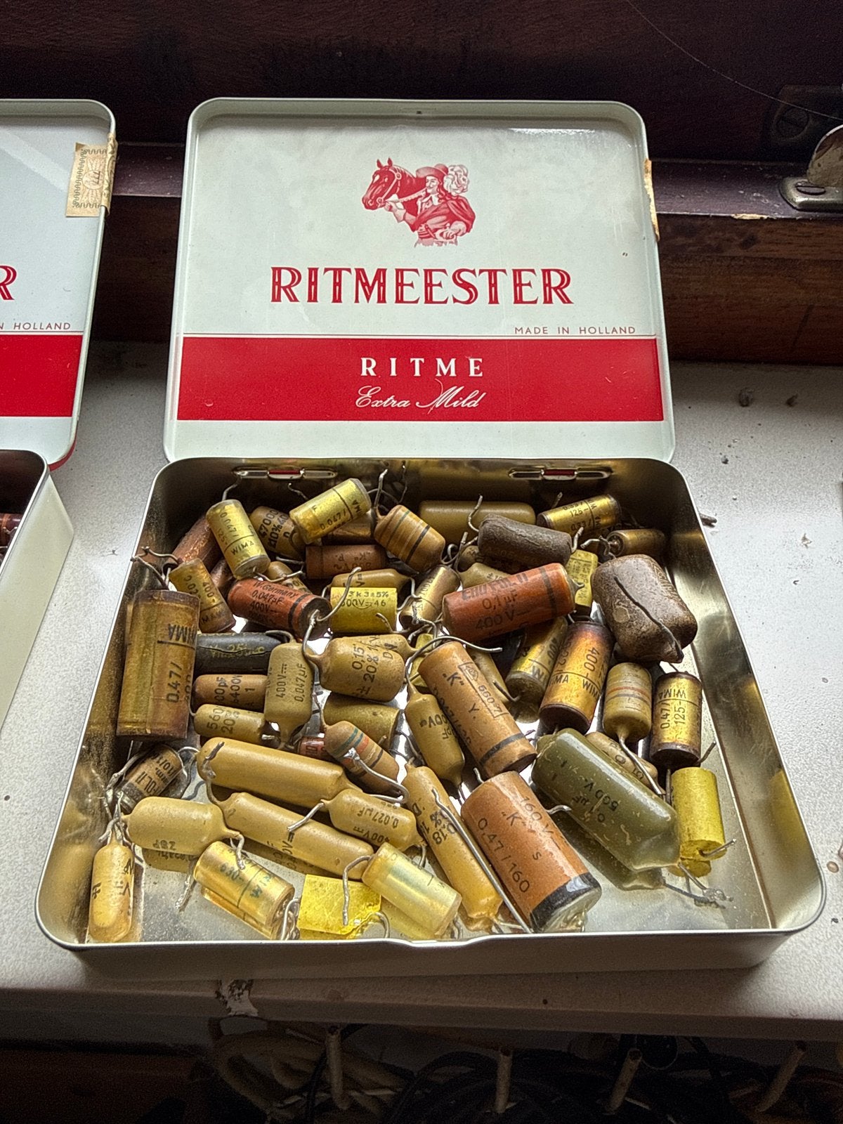 Vintage elektronische componenten in Ritmeester blik, Ophalen, Gebruikt