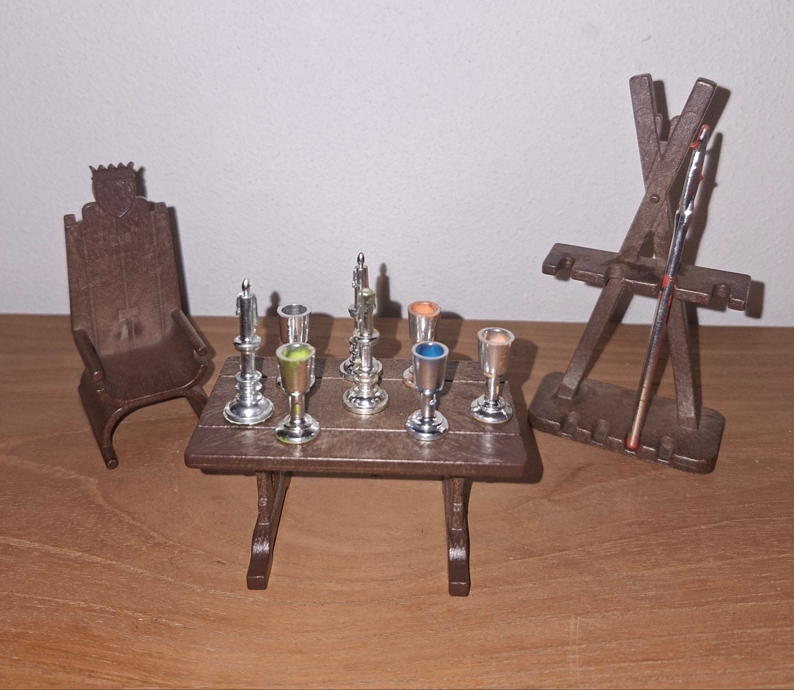 14. Miniatuur meubelset: troon, tafel, kandelaars, bekers, Ophalen of Verzenden, Gebruikt