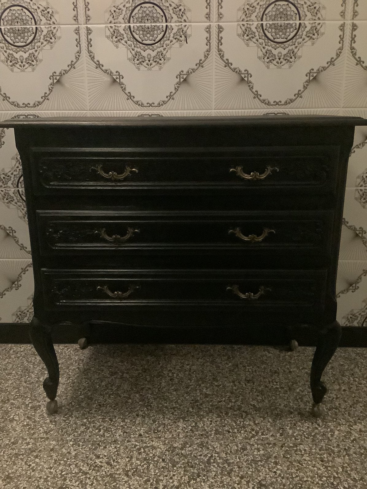 Zwart Queen Ann ladekast  op wieltjes nachtkastjes, Huis en Inrichting, Kasten | Ladekasten, Ophalen