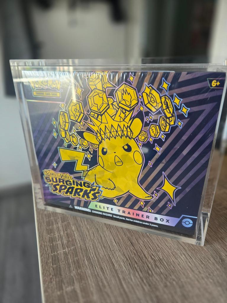 Surging sparks Elite Trainer Box etb inclusief acryl case, Hobby en Vrije tijd, Verzamelkaartspellen | Pokémon, Ophalen, Nieuw