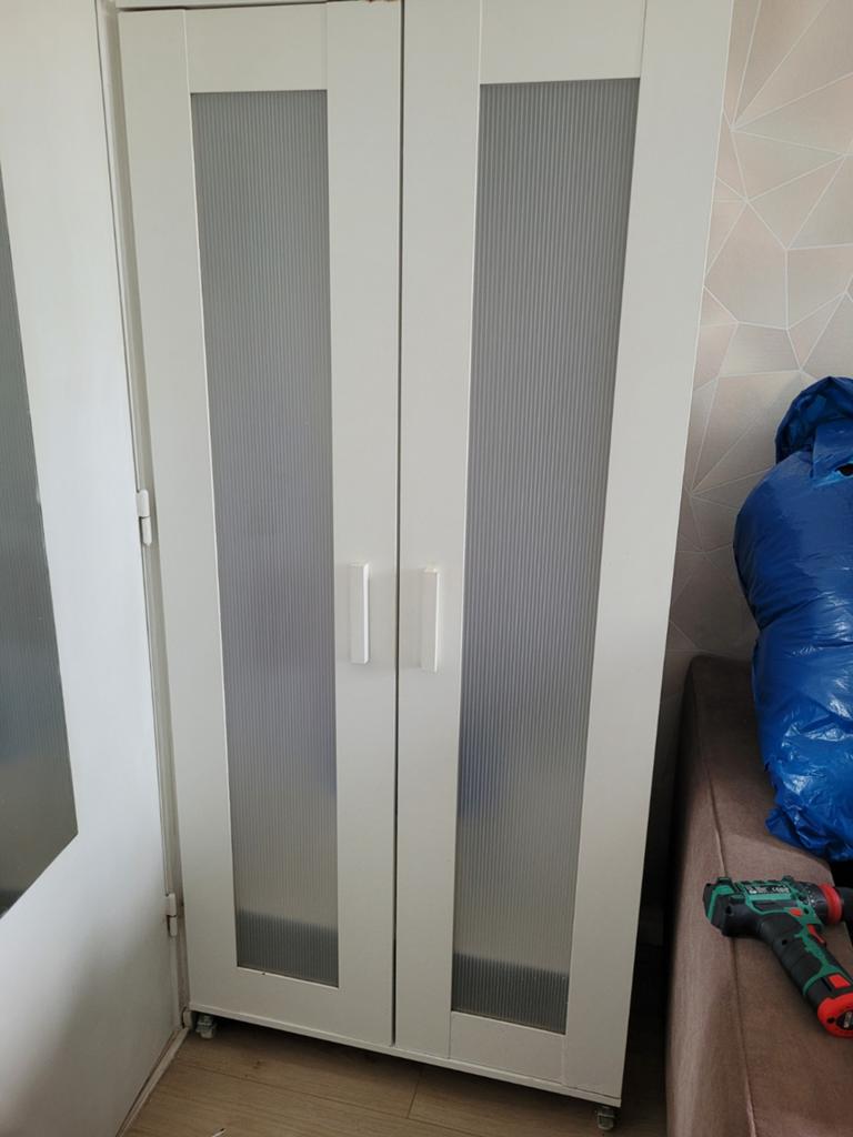 Witte kledingkast Ikea met hangruimte en planken, Huis en Inrichting, Kasten | Kledingkasten, Gebruikt, 150 tot 200 cm, 50 tot 100 cm