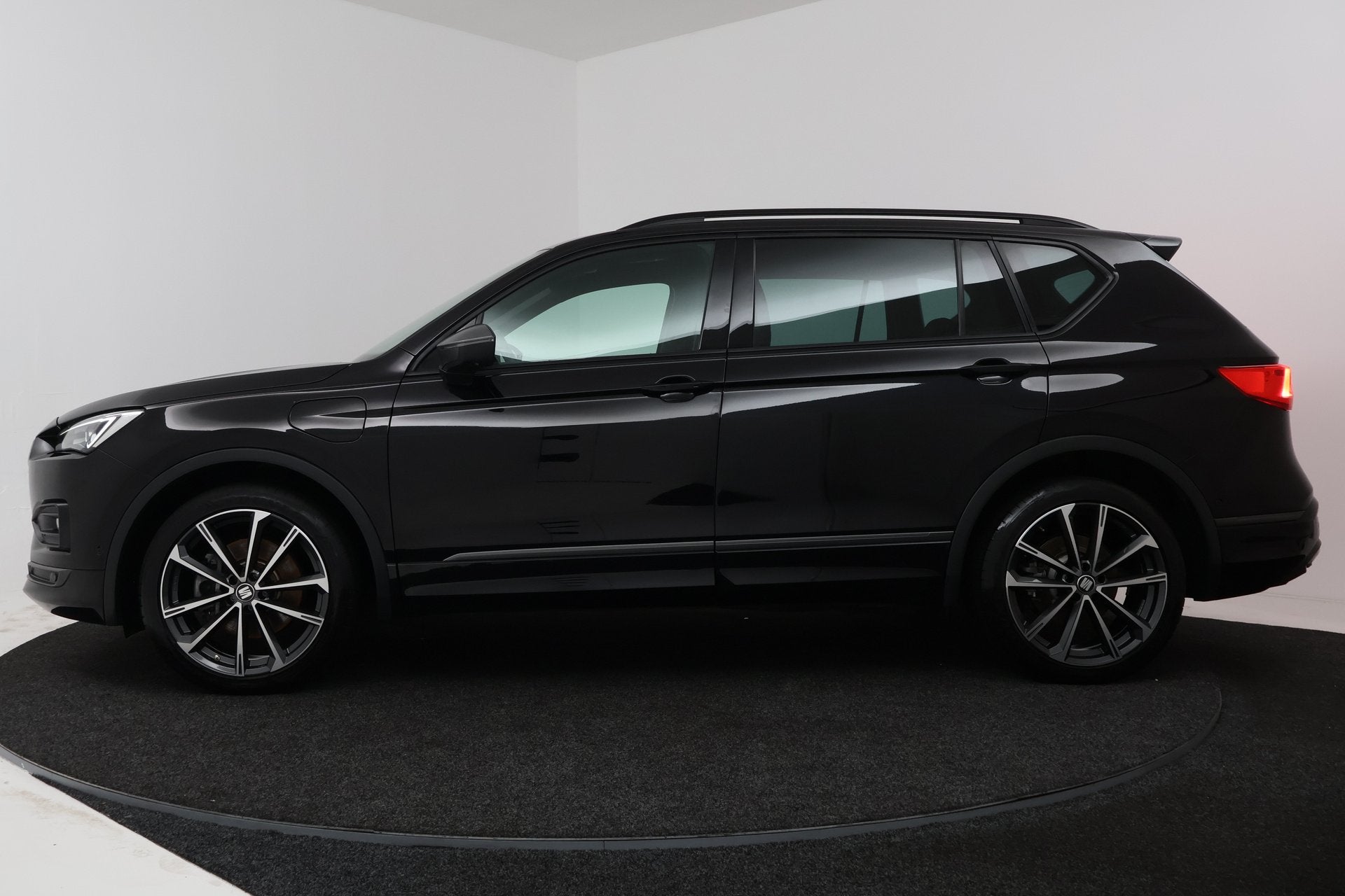 SEAT Tarraco 1.4 TSI e-Hybrid PHEV FR (STOEL/STUUR VERWARMIN, 1800 kg, 4 cilinders, Leder en Stof, Zwart