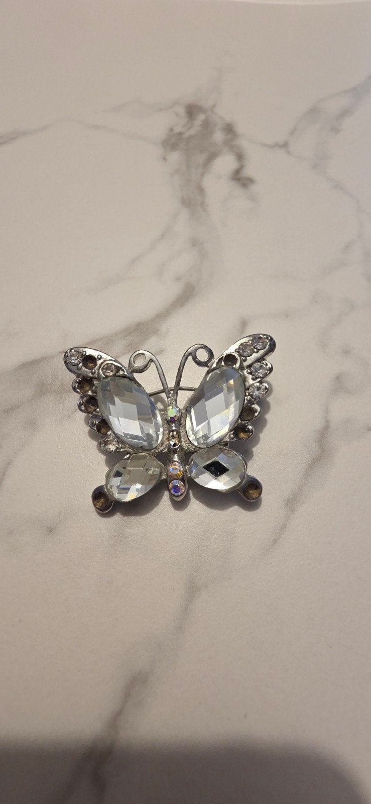Zilverkleurige vlinder met kristallen vleugels Broche, Ophalen of Verzenden, Zilver, Overige materialen