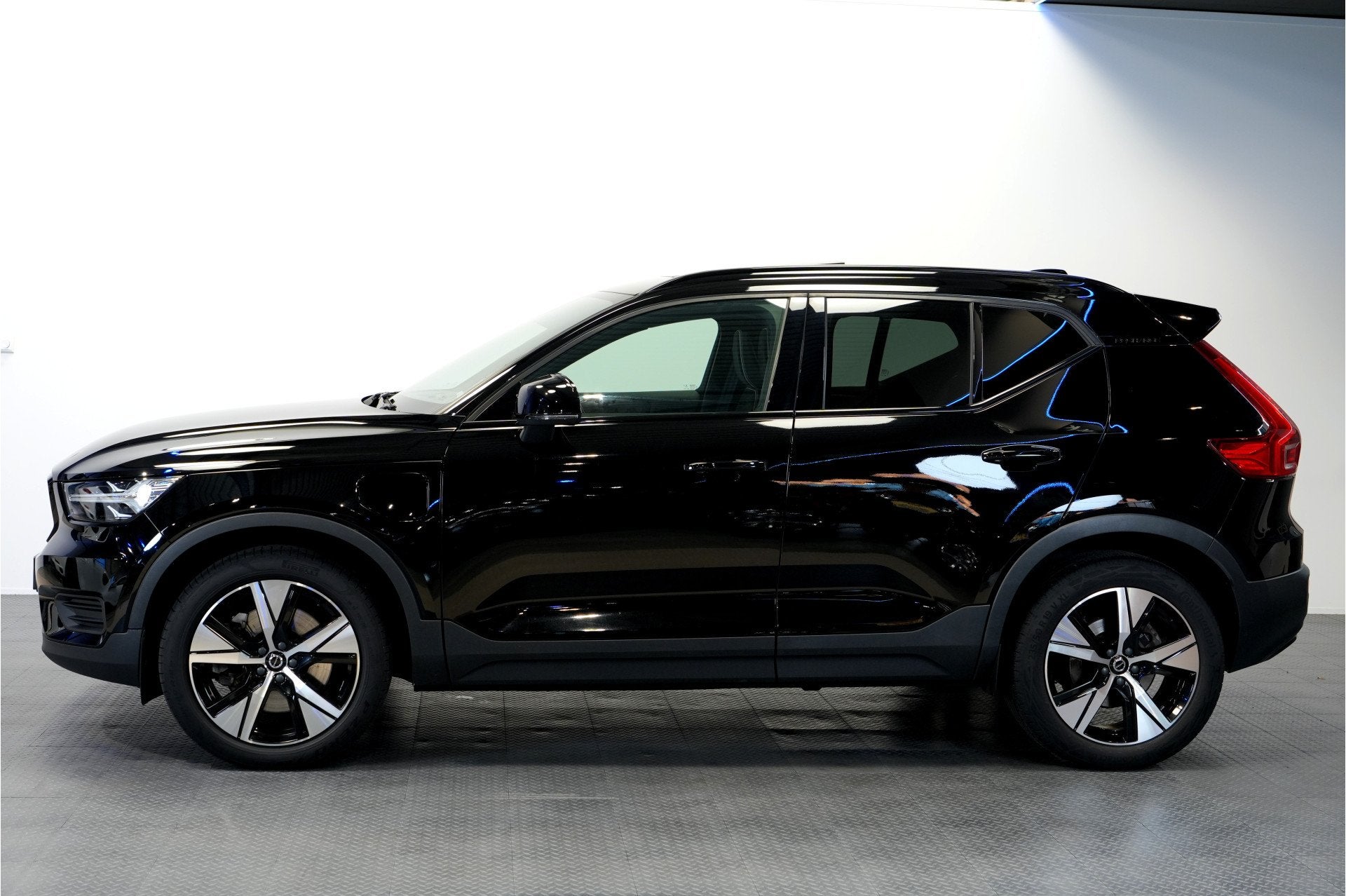 Volvo XC40 1.5 T4 155kW/211pk DCT7 Recharge R-Design PANORAM, Dealer onderhouden, Met garantie (alle), Zwart, Hybride Elektrisch/Benzine